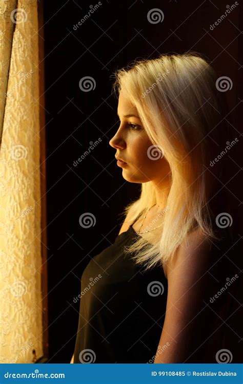 Mooi Jong Blonde Meisje Dramatisch Portret Van Een Vrouw In Dark Het Dromerige Wijfje Kijkt In