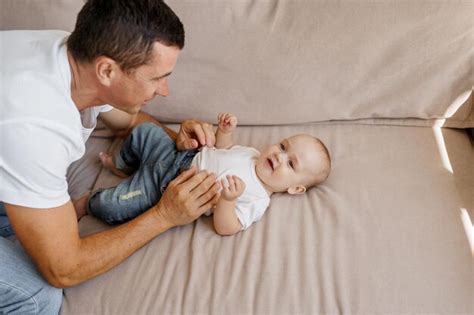 Papa Joue Avec Son Fils Sur Le Canapé Vue De Dessus Photo Premium