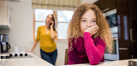 Sfaturi esențiale pentru conversațiile despre pubertate și sex în relația părinte copil