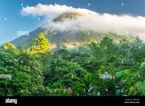 observatoire du volcan arenal banque de photographies  dimages