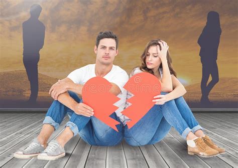 traurige paare die defektes herz halten stockbild bild von