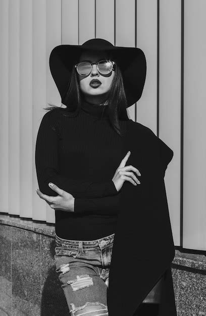 Premium Photo Fashion Shot Of Attractive Brunette Woman In Trendy Hat And Stylish Glasses