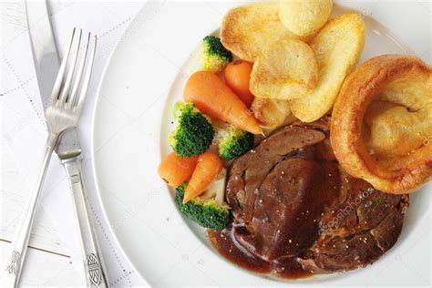 Traditional Roast Beef Dinner — Stock Photo © Neillangan 89695302