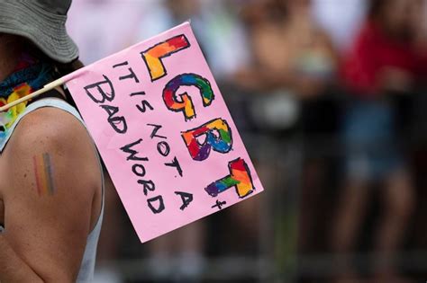 Una Persona Con Una Pancarta Pro Lgbt En Un Evento Del Orgullo Gay Foto Premium