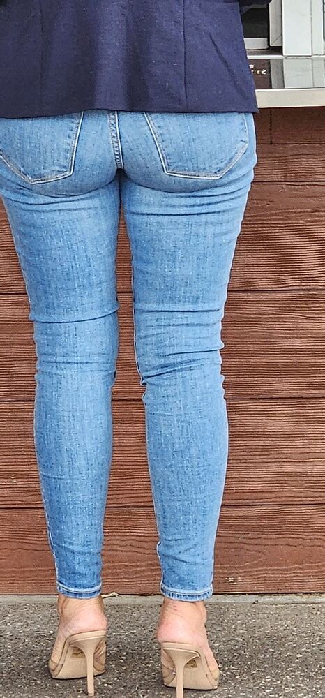 SEXY MAMI WITH TIGHT ASS Tight Jeans Forum