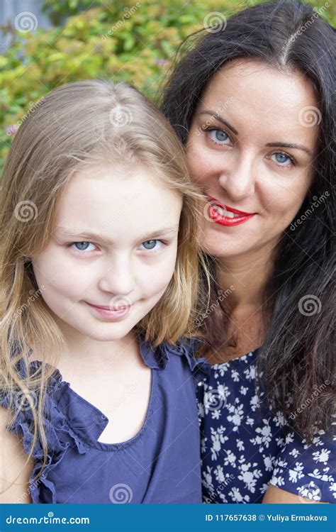 Liebevolle Brunettemutter Und Blonde Tochter Stockfoto Bild Von Baumuster Schwarzes