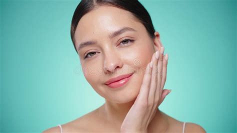 Sch Nes Junges M Dchen Das Ihre Br Ste Zeigt Stock Video Video Von Bikini Mode