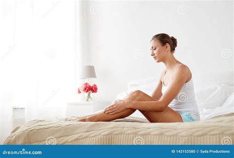 Bella Donna Con Le Gambe Nude Sul Letto A Casa Fotografia Stock Immagine Di Stanza Sano