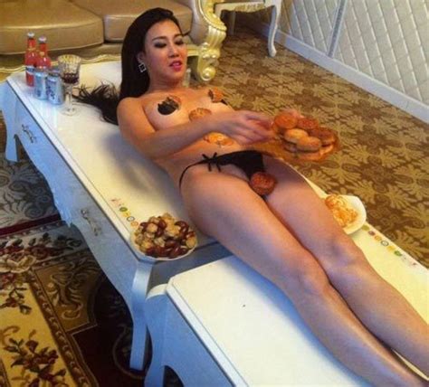 Ăn bánh Trung thu trên mẫu bán nude