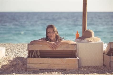 Lächelnde Schönheit in Einem Bikini Auf Einem Strand am Tropischen Reiseerholungsort