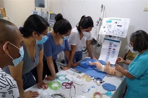 Capacitan a médicos residentes y enfermeras en reanimación neonatal