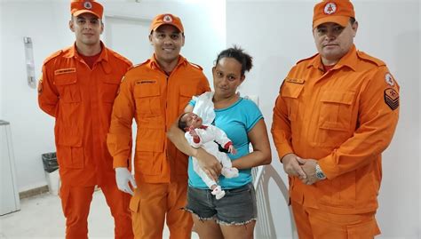 Bebê de 25 dias é salvo após engasgar leite materno e ficar sem