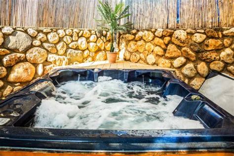 Hot Tub Privacy Wall Ideas To Block The Neighbors