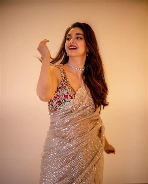 Keerthy Suresh Mesmerizes Hot Look In Saree