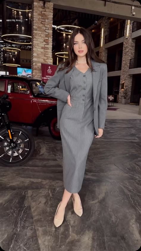 Элегантное платье, которое красиво подчеркивает фигуру, скрывая ...