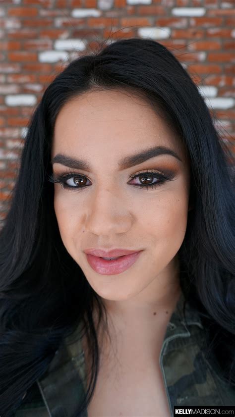 Monica Sage Shamelessly Strips And Shows Hot Body 18 Photos