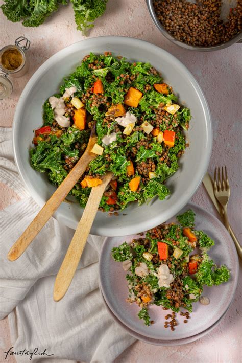 Grünkohl Salat mit Linsen geröstetem Gemüse und cremigem Tahini