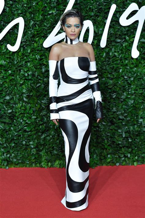 Znana Piosenkarka Pr Y Si W Bikini Co Za Cia O