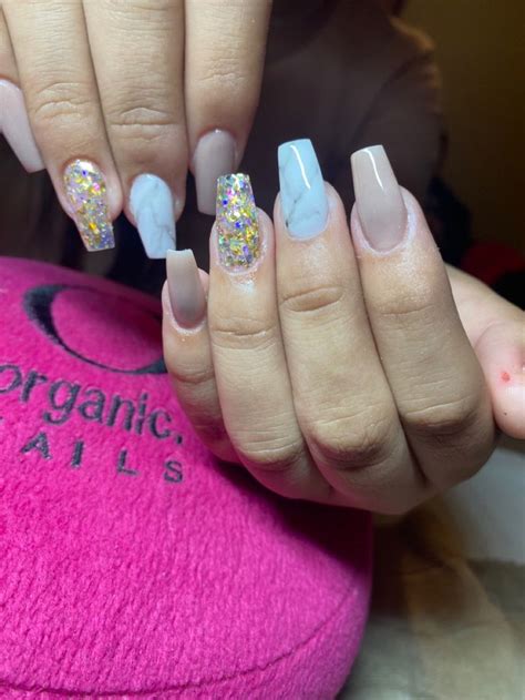 Uñas nude con diseño mármol Uñas nude Uñas Disenos de unas