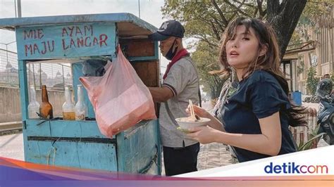 Hobi Mukbang Angela Lee Mampu Habiskan Seafood Hingga Bakso Rusuk Jumbo