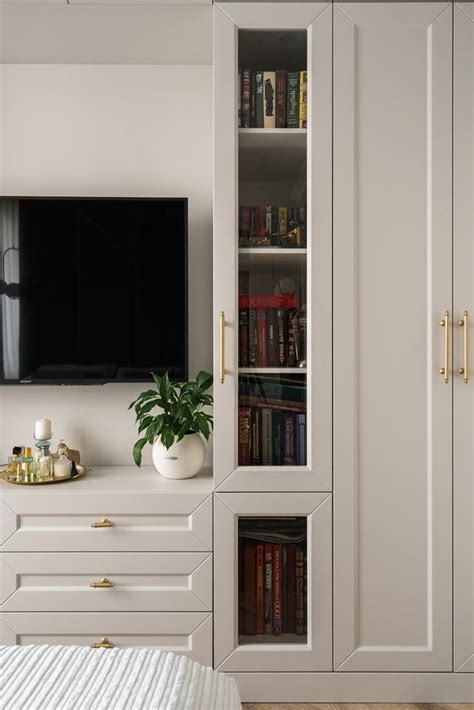 Белая мебель с рифлеными фасадами для врача и его семьи | Наша мебель ...