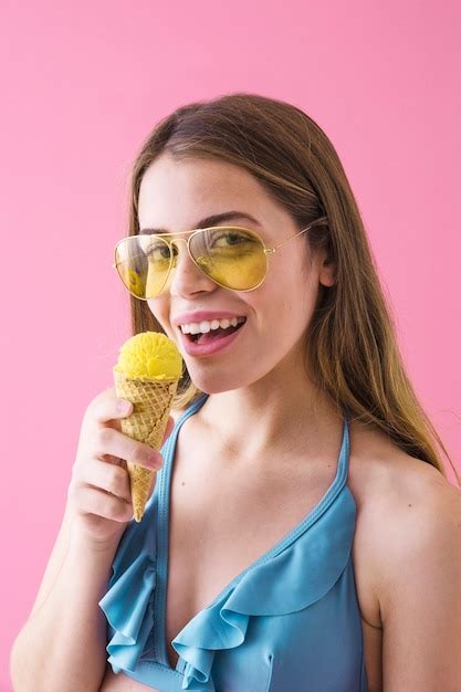 Mujer En Bikini Con Helado Y Gafas De Sol Foto Gratis