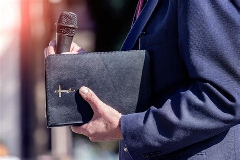 Pastor Con Una Biblia En La Mano Durante Un Sermón El Predicador