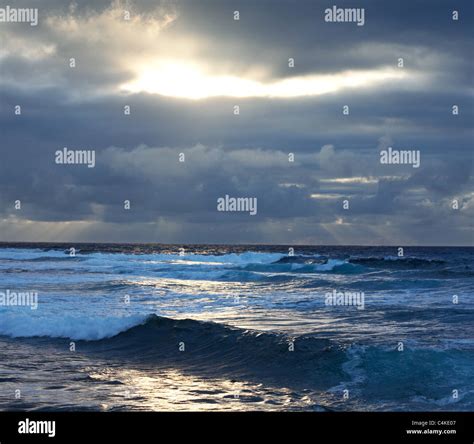 Dark ocean waves hi-res stock photography and images - Alamy