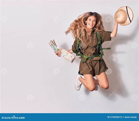 Junge Schöne Blonde Backpacker Mädchen Tragen Rucksack Lächelnd Glücklich Stockbild Bild von