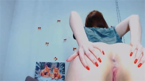 Curvy Blonde Runs Her Fingers Wildly Live