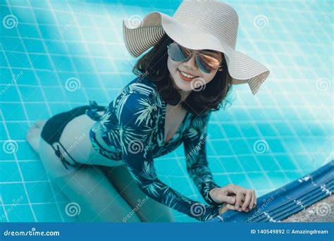Mujeres Hermosas De Asain Con El Bikini Foto De Archivo Imagen De Sombrero Lifestyle 140549892