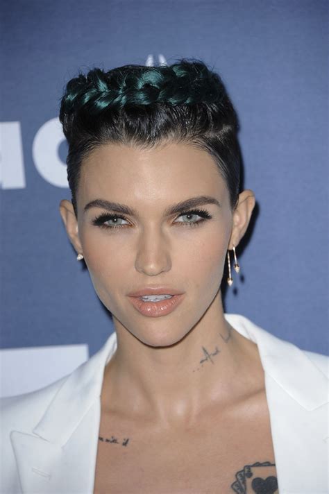 Ruby Rose 48 Der heißeste Ruby Rose Bikini macht dich süchtig nach Og batwoman to a red