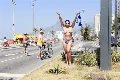 Veja Mais Imagens Do Toplessa O Em Ipanema No Rio Fotos Em Praia Ego