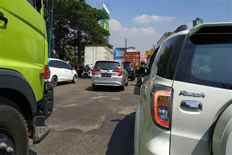 Jalan Berlubang Di Kota Harapan Indah Pengendara Bahaya Banget