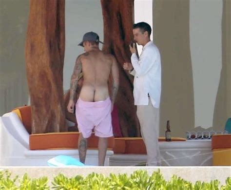 OMG His Butt UHGAIN Justin Bieber Continues To Show Off His Ass To The Entire Planet OMG BLOG