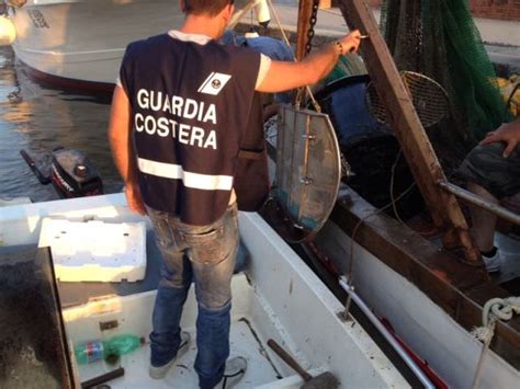 Pesca Abusiva La Guardia Costiera Sequestra Pesce Reti E Barca Foto