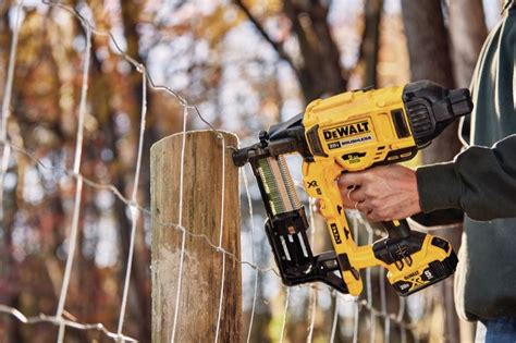 Dewalt Cordless Fencing Stapler 20v And No Gas Pro Tool Reviews