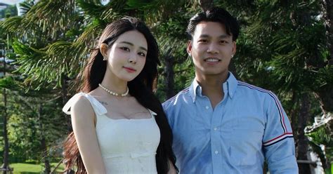 Vũ Văn Thanh khoe ảnh tình tứ cùng bạn gái hot girl kèm thông điệp đáng yêu