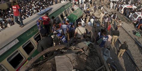 Ursache Unklar Mindestens 30 Tote Nach Zugentgleisung In Pakistan