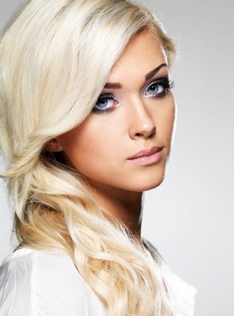Belle Femme Blonde Aux Longs Cheveux Raides Et Maquillage De Style Fille Qui Pose En Studio