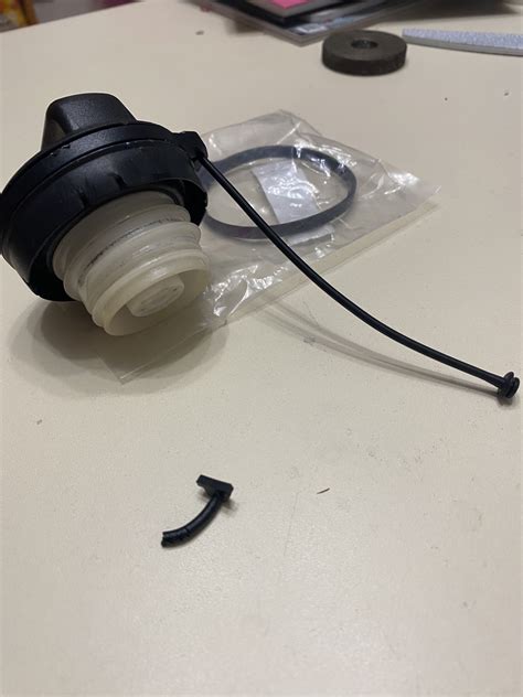 33. Шнурок крышки бензобака. Замена АКБ — Honda Civic 4D (8G), 1,8 л ...