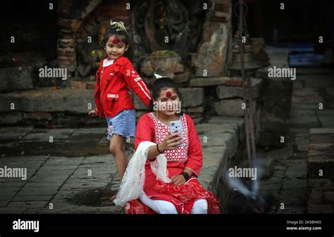 Kathmandu Bagmati Nepal 7th Oct 2022 A Small Girl And Her Mother