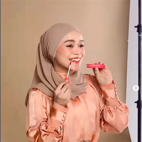 Penampilannya Selalu Stylish 6 Gaya Hijab Lesty Kejora Ini Jadi