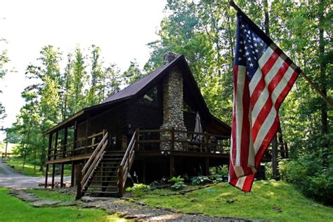 Vacation Cabin with a Hot Tub near Logan, Ohio