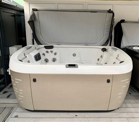 January Hot Tub Sale Ex Display Jacuzzi Hot Tubs