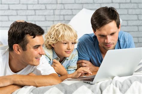 Familia Lgbt Pareja Gay Con Hijo Adoptivo Padres Homosexuales Con Su Hijo Divirti Ndose En