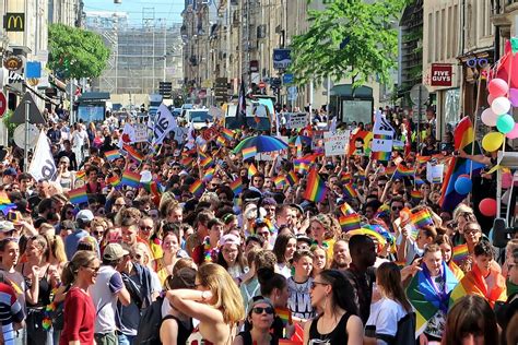 Nancy Photos jeunes fêtent la Gay Pride sous le drapeau arc en ciel
