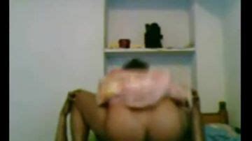 Une indienne à gros cul chevauche son mari Porn