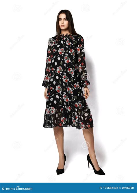 Junges Brunette Frauenmodell Mit Dem Langen Geraden Haar Ist In Entspannter Haltung Im Dunklen