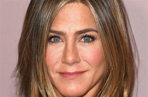 Jeune Jamais Et Tr S Mignonne Jennifer Aniston En Lingerie Noire Et Veste Volumineuse A
